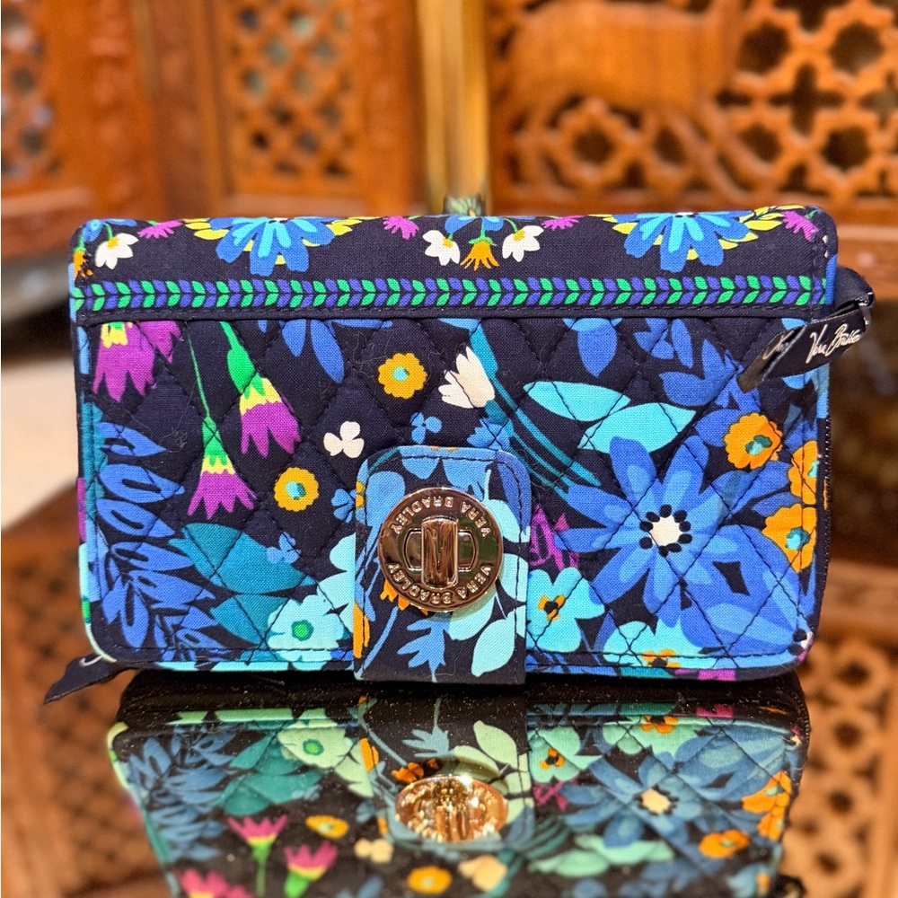 🌙 Vera Bradley Midnight Blues Turnlock Wallet – Retired Pattern 💙